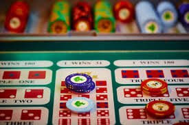Antarmuka aplikasi mobile Hugo Togel menampilkan permainan kasino langsung dan pasar sportsbook.
